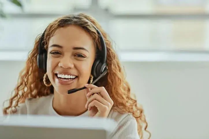 Best Virtual Receptionist Services for Small Business Woman