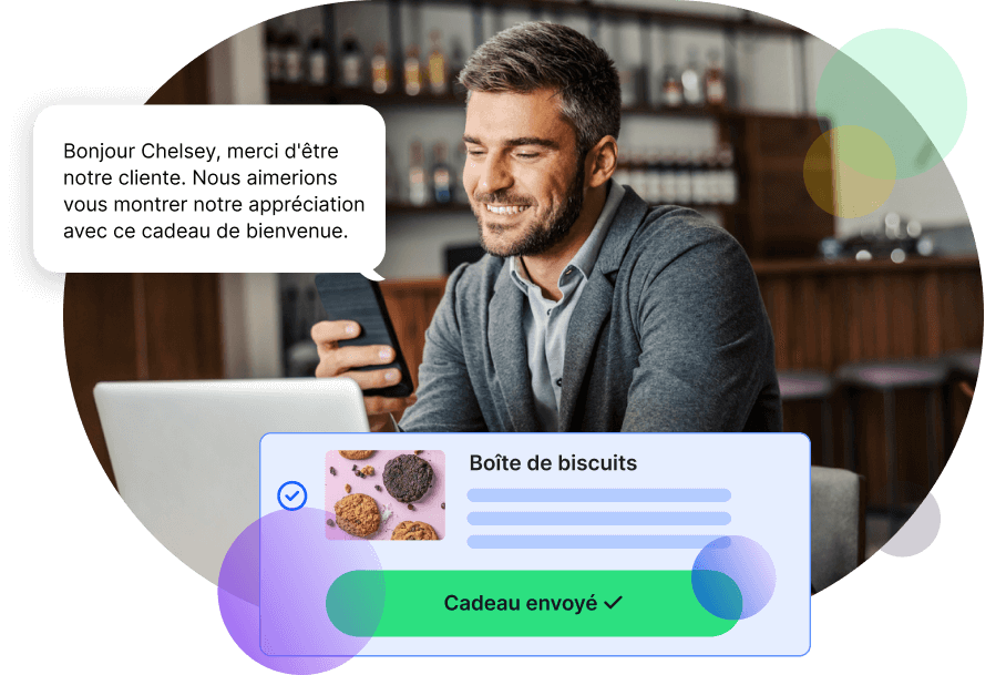 Un chef d'entreprise utilise NiceJob Gifts pour envoyer à un client satisfait une boîte de cookies.